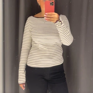 Randig långärmad topp i bomull - Långärmad tröja från mango med vinröda ränder och detalj på ärmen. Aldrig använd och nyköpt. Perfekt nu på hösten och vintern. 😊