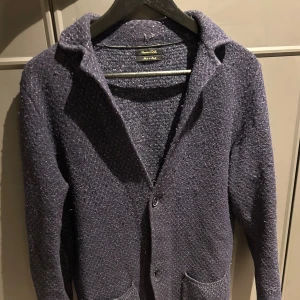 Massimo Dutti kavaj - En snygg blazer från Massimo Dutti. Nypris är 799kr, mitt pris är 325kr. Priset går att diskutera! Vid frågor hör av er!