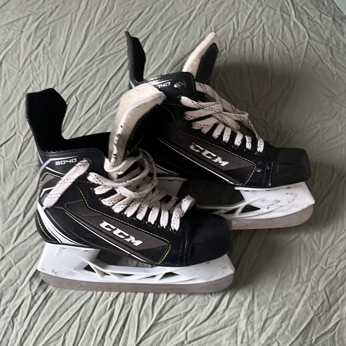 Svarta CCM skridskor strl 38 nyslipade