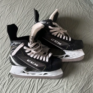 Svarta CCM skridskor strl 38 nyslipade - Säljer ett par svarta CCM 9040 skridskor i storlek 38. Bra skick, nyslipade använda ca 5 gånger