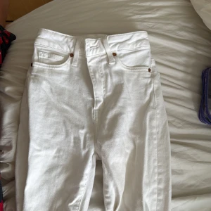 Vita high waist jeans - Vita jeans från bikbok i modellen peachy flare. Storlek XS 31 och är lite korta för mig i benen som är 170. Jeansen är nästan slut i all storlekar på hemsidan! 