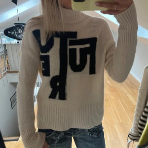 From future tröja - Såååå himla fin stickad tröja i 100% Kashmir från from future❣️❣️ väldigt bra skick!