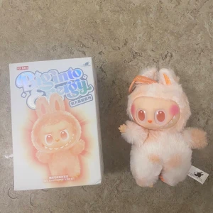 Big Into Energy Plush Pendant Blind Box - Söt samlarfigur från Pop Mart, Big Into Energy-serien. Mjuk plysch med plastansikte, nyckelringsfäste och originalförpackning. Perfekt skick, inga synliga defekter. Passar både samlare och som dekoration.