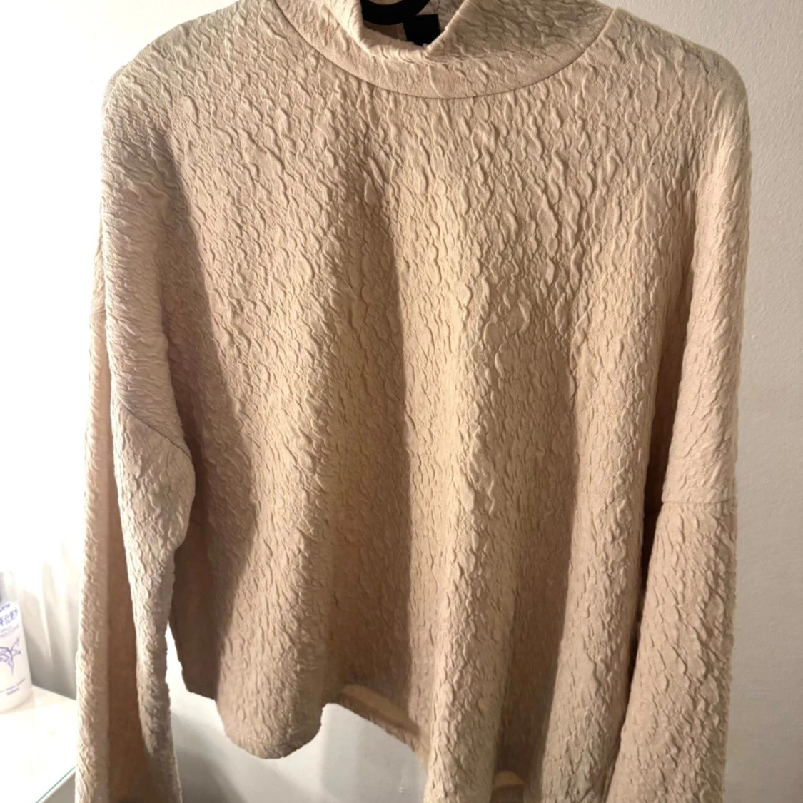 Beige polotröja från Amisu