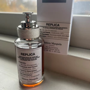 Maison Margiela By The Fireplace - Säljer nu en mycket eftertraktad Maison Margiela 'by the fireplace'. Flaskan är 30 ml, använd 3 gånger, 29 ml kvar. Ny pris är ca 800kr - mitt pris 549kr🤝🏼💸 perfekt doft nu till höst och vinter❄️☃️ har ni frågor så är de bara att kontakta👌😁