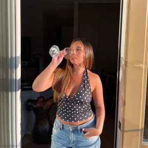 Svart prickig omlott linnetopp - Säljer min absolut favorit halterneck topp som tyvärr har blivit för liten för mig, tjockt material, perfekt till en utgång 💞💞