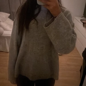 Grå stickad tröja  - Mysig grå stickad tröja från 157 i storlek S. Säljer den då den är för stor. Tröjan är väldigt mjuk och känns inte stickig. Aldrig använd, endast testad. Perfekt till hösten!