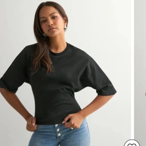 ’Open back tee’  - Säljer en svart topp med knyt i ryggen, knappt använd - jättefint skick!💞