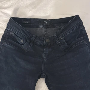 Nattblå jeans från LTB Valerie - Snygga nattblå jeans från LTB, modellen Valerie. Klassisk femficksdesign som är lågmidjade och utsvängda. Dom är gjorda i stretchigt denim för extra komfort. 