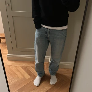 Jack & Jones Relaxed Chris ljusblå jeans - Säljer ett par Jack & Jones Relaxed Chris jeans i ljusblå tvätt. Modellen har avslappnad passform med raka ben och klassiska fem fickor. Jeansen är tillverkade i bomull och har normal midja. Perfekt för dig som gillar chill och loose vibe.