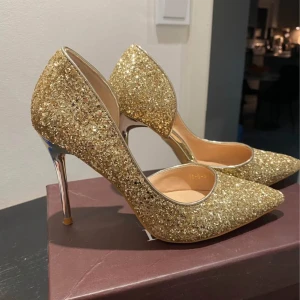 Glittriga guldiga pumps från BigTree - Använd en kväll, helt nya. 