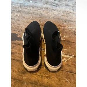 Balenciaga Speed Trainer 1.0 - Svarta Balenciaga Speed Trainer sneakers med vit chunky sula och stickad ovandel i stretchigt material. Strumpmodell med rund tå och Balenciaga-logga på sidan. Superbekväma och trendiga skor som ger en clean och sportig look.