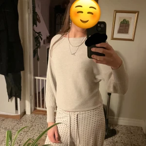 Beige ribbad tröja från ONLY - Säljer en beige ribbad tröja från only i strl s, då den inte kommer till användning. Hör av er vid frågor, pris går att diskutera! ☺️