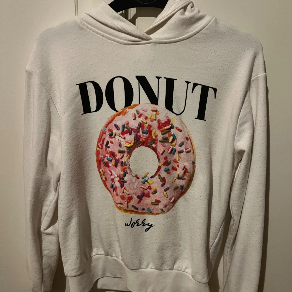 Vit hoodie med donut-tryck från ONLY