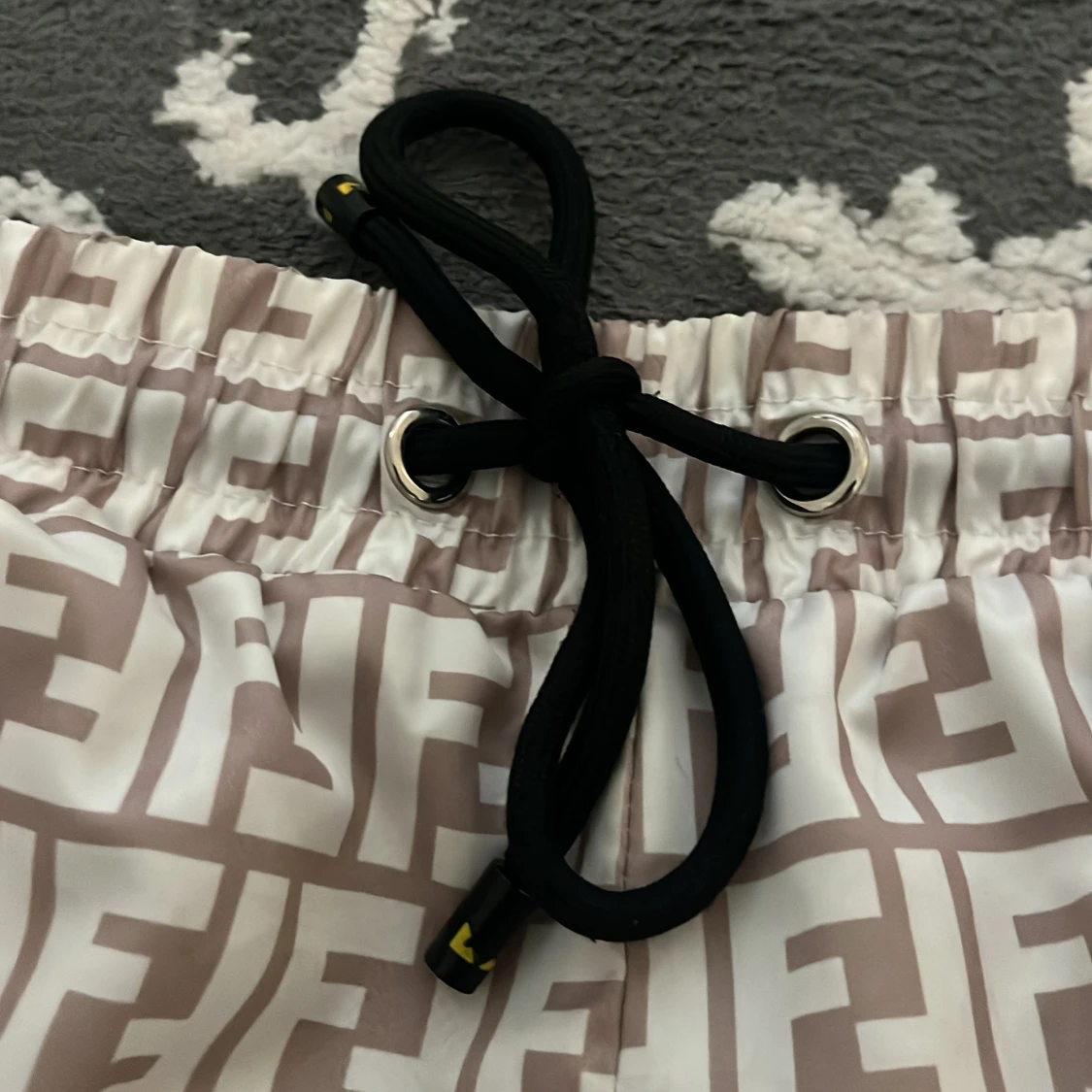 Beige Fendi shorts med FF-mönster - 2