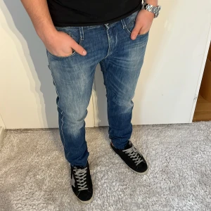 Replay anbass jeans  - Replay Jeans | skick 9/10 | Storlek 33/32| Pris - 549kr | Modellen är ca 178cm lång | Hör av dig vid minsta fråga eller fundering!! 