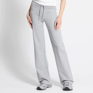 Grå mjukisbyxor med snörning - Snygga grå mjukisbyxor med bootcut och snörning i midjan. Byxorna har en avslappnad passform och är tillverkade i mjukt bomullsmaterial. Perfekta för chill dagar eller när du vill vara bekväm men ändå se fräsch ut.