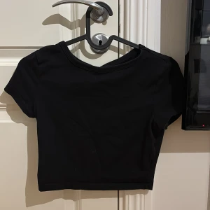 Svart croppad topp från SHEIN - Svart croppad topp (magtröja) från SHEIN i storlek XS. 