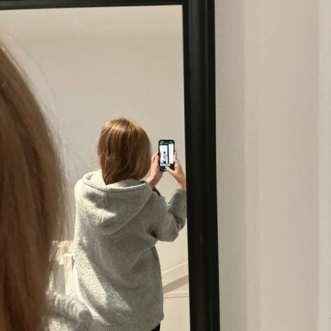 Grå stickad hoodie med huva - 4