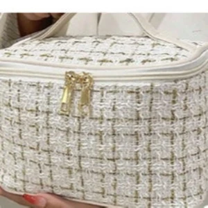 Vit rutig handväska med dragkedja - Säljer min vita nässisär, kom med prisförslag