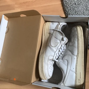 Nike Air Force 1 - Ett par vita AF1. De har lite små skönhetsfel här och var men funkar fortfarande. 