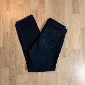 Tiger of Sweden Jeans - Säljer ett par Tiger of Sweden jeans i W:29 L:32. Jeansmodellen är straight. Färg :Mörkblå. Modellen är 179cm lång. Jeansen är i bra skick, ställ gärna frågor kring tex mått 📏✅ 1