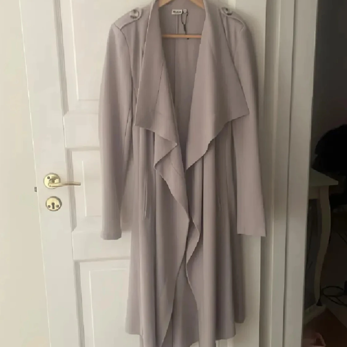 Ljusgrå trenchcoat från object - 3
