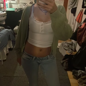 Ljusgrön kofta med knappar  - Säljer en ljusgrön kofta med knappar  från monki i storlek xs💓💓