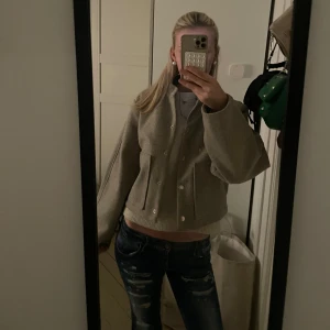 Beige jacka - Beige jacka från vero Moda, perfekt inför hösten. Säljer pga den inte används längre, skriv vid frågor eller intresse 🥰
