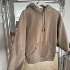 Hoodie - Fin hoodie använd enstaka gång 🌸Khaki/brun i färgen