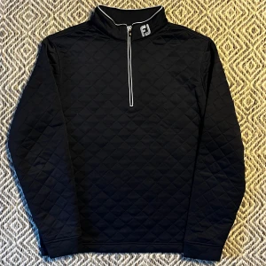 Footjoy Tröja  - Footjoy Golftröja! | Skick 9/10 mycket bra | OBS! Lite defekt (bild 5) | Nypris 1099kr | Mitt pris 399kr | Kom pm vid frågor eller funderingar! | Postas eller hemleverans i Gävle området!