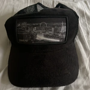 One Cap velvet keps. - Säljer min one Cap keps då jag inte använder den något mer. Användes under hela sommaren så den är lite sliten. Har en fläck åvanför bilden på LAS vegas. Köp gärna😉