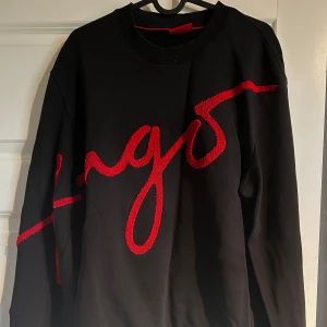 Svart sweatshirt med röd logga från Hugo - Jag är 185cm 80kg