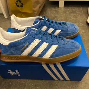 Adidas Gazelle skor  - Använda 2-3 gånger har kvar både box och tags riktigt fräscha 
