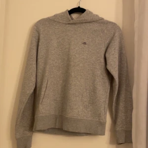 Grå gant hoodie - Grå gant hoodie i storlek 11-12. Bra skick bara ett litet hål vid luvan. 