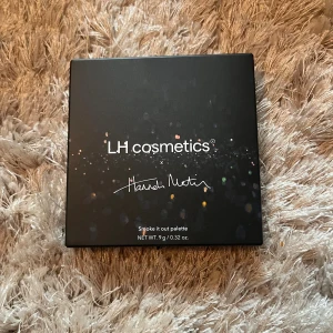 LH Cosmetics Smoke it out palette - Smoke it out palette från LH Cosmetics x Hanadi Motan. Snygg svart förpackning med glittriga detaljer. Innehåller flera ögonskuggor för att skapa coola smokey eye-looks. Perfekt för dig som gillar att experimentera med olika färger och effekter.