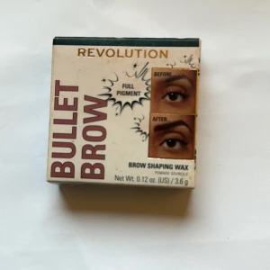 Revolution Bullet Brow shaping wax - Bullet Brow shaping wax från Revolution ger full pigment och formar dina bryn snyggt. Kommer i en kompakt förpackning med 3,6 g produkt. Perfekt för att skapa definierade och fylliga ögonbryn med ett naturligt resultat. Endast testad