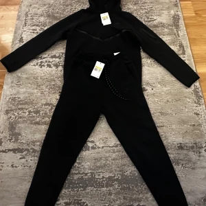 Nike tech fleece set - Hej, säljer en nike tech tracksuit som är helt ny, hade tänkt ha på mig den men tyvärr så passade den inte. Den är helt ny utan nån typ av defekt, har förpackningen kvar och prislappen också. varm och bra till vintern. Pris kan gå ner vid snabbaffär 😊