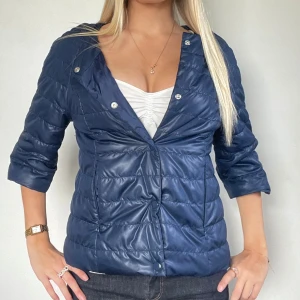 Mörkblå Herno liknande jacka!  - FÖLJ FÖR LIKNANDE🩷 Marinblå trekvartsärmad herno liknande jacka i storlek M i perfekt skick! Passar perfekt för hösten! Tryck köp nu! TK-0057