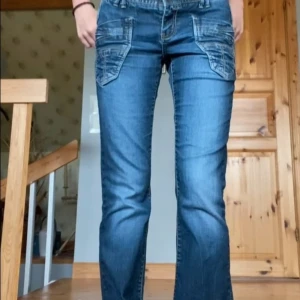 Bootcut jeans - Snygga blå jeans från MOD med bootcut passform och coola detaljerade fickor både fram och bak!! Mycket fint skick och såå skönt material!