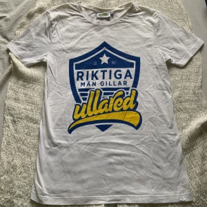 Statement piece!💋 - Perfekt statement-plagg för dig som älskar Ullared, hatar Ullared eller är en stolt kvinna med klass. Mycket bra köp och souvenir av paradiset men har knappt använts tyvärr. Denna juvel ska inte sitta bakom museumsglas - den ska få se världen och världen den, villkorslöst. Hör och häpna, skriv om du har några frågor!💋