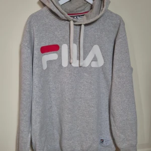 FILA Hoodie - Skön välanvänd FILA hoodie. Brister kan ses på två sista bilderna.
