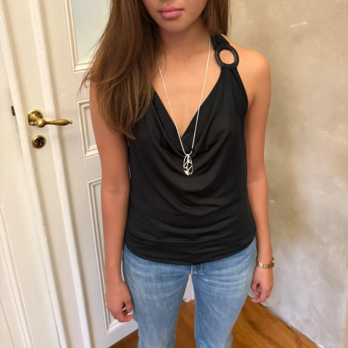 Svart halterneck linnetopp med ringdetalj