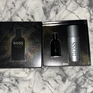 Boss Bottled Parfum 30 ml kvar och spray deon är cirka 50 ml kvar - Snygg presentbox med Boss Bottled Parfum (50ml) och tillhörande deo. Perfekt för dig som vill sticka ut med en ikonisk doft. Tillverkad i Spanien. 30 ml i hugo boss flaskan och ciska 50 i deo sprayen 