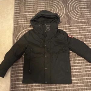 Svart vinter jacka - Helt ny jacka för endast 1200kr. Säljer den eftersom den inte passar mig. Den är storlek M men passar mer som S