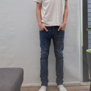 Jack and jones slim Glenn  - Säljer ett par mörkblå jack and jones slim Glenn storlek 27/30