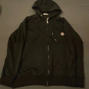 Svart hoodie från Moncler med dragkedja - Svart hoodie från Moncler.