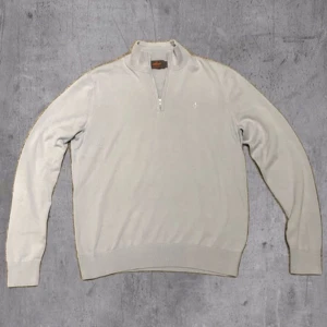 Ljusblå fin stickad Morris quarterzip - Ljusblå fin stickad Morris quarterzip Skick 9/10✅ Storlek S✅ Nypris 1700kr✅ Skriv vid frågor eller funderingar.