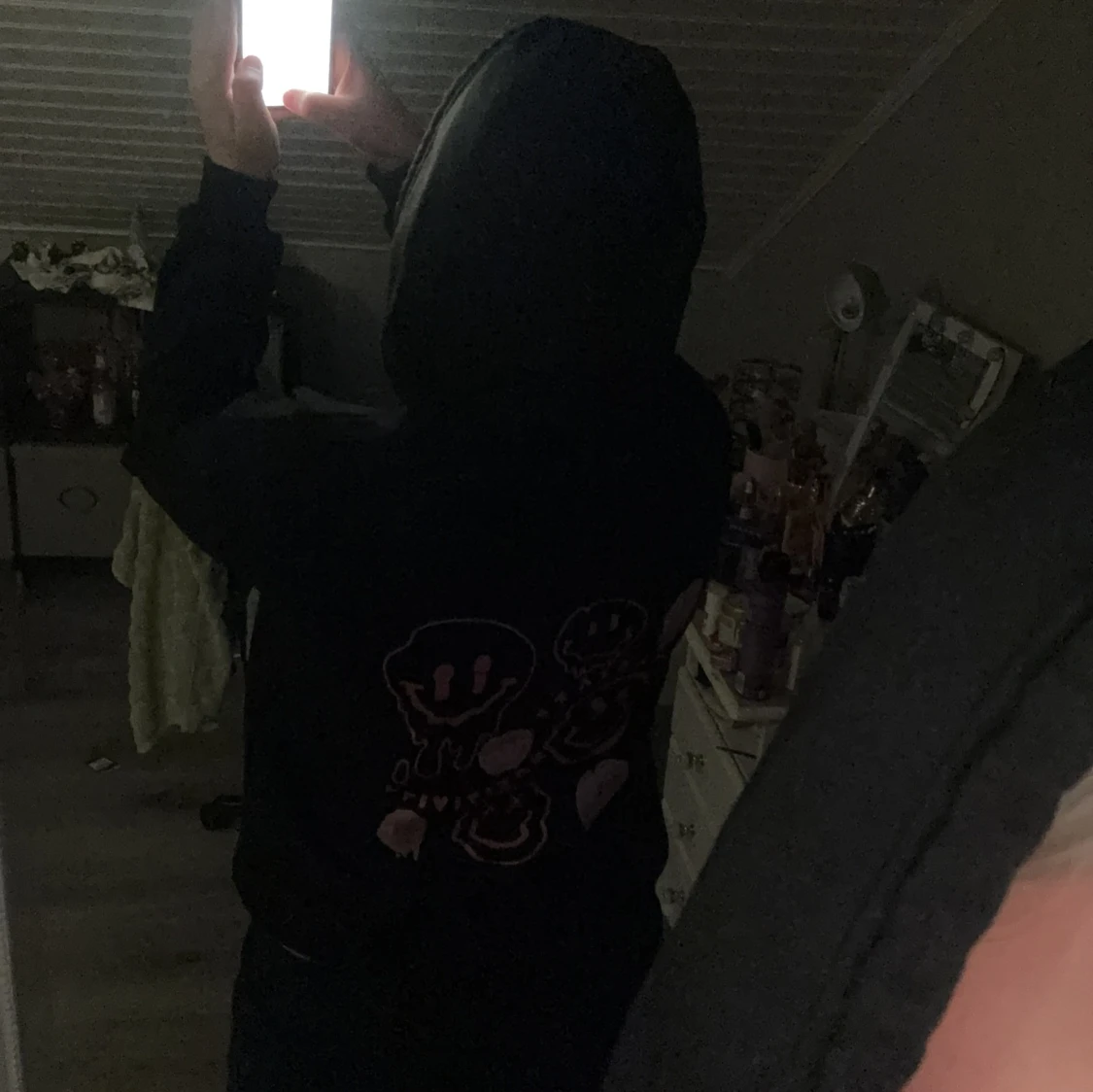 Svart hoodie med rosa tryck - 1