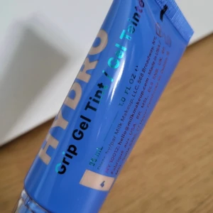 Milk Makeup, nyan 4, Hydro Grip Gel Tint, hudtoning, cc, foundation - Milk Makeup Hydro Grip Gel Tint i nyans 4.   Testad ett gång, arnas är den som ny och full förpackning. Säljs pågrund av, det matchar inte min hudfärg.  Priset kan diskuteras vid snabb affär! Kolla gärna mina andra auktioner med massa smink, hudvård, kläder och massa annat!